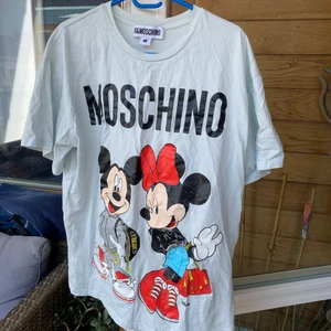 Moschino x H&M T-shirt - Aldrig använd, den är i princip sprillans ny