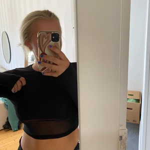 Svart topp från nelly - Svart topp från nelly med mesh detalj