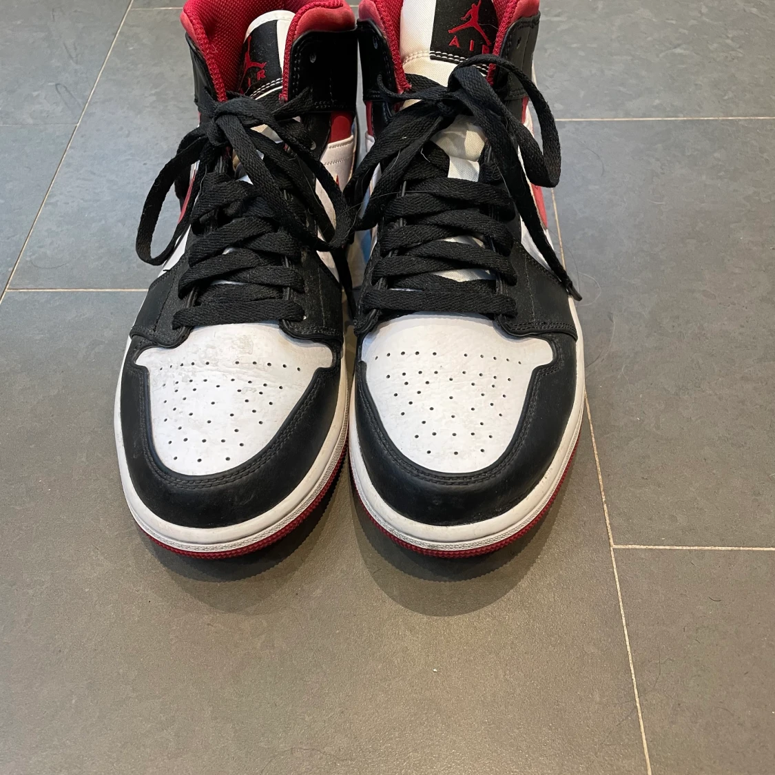 Nike jordans (GYM RED)