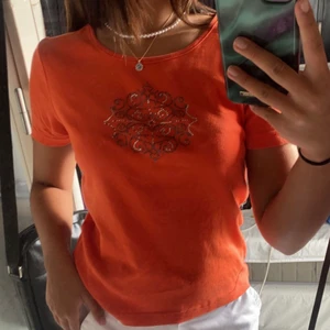 Superfin orange topp med design - Säljer min jättesöta y2k inspirerade topp🦋 den är i superskick och helt felfri säljer då jag inte har så mycket användning av den⚡️ buda!💕