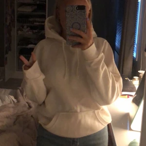 Hoodie - Säljer denna vita hoodie från bikbok då den inte används längre! Jätteskön och mysig nu till hösten. Den är i använt skick, och har små noppror (se bild 2,3) men inte något som står ut direkt. Köparen betalar för frakten och katt finns i hem 💗
