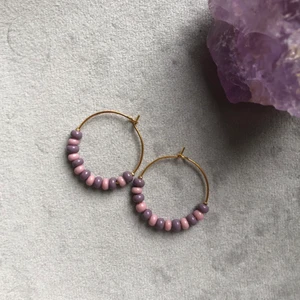 Örhängen Candy - Handgjorda guldiga örhängen med pärlor! Ca: 2,5 cm i diametern✨ Kan fås i fler färger! 
