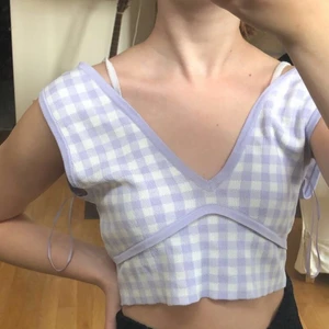 Topp från zara - Säljer denna jättefina toppen från Zara i storlek M. Är knappt använd och är i bra skick. Säljer för 120kr ink frakt 💖