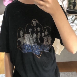T-shirt från jeansbolaget  - Säljer denna t shirt från jeansbolaget i storlek M. Är knappast använd och är i bra skick. Säljer för 100kr ink frakt 💖