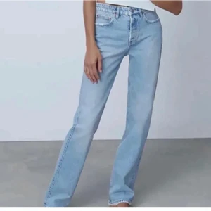 Zara jeans - Säljer nu mina zara mid rise jeans i den ljusblåa färgen, buda i kommentarerna (start:200kr+frakt)🤍🤍 storlek 34