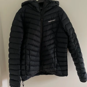 Peak performance jacka - Peak jacka i bra skick. Användes förra vintern. Jackan är i storlek M. Köparen står för frakten.💓