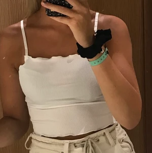 Vitt gulligt linne från Bik bok - Superfint linne som är väldigt stretchigt! Det är som små volanger upptill & det passar storlek XS, troligtvis S med!! ❤️ frakt inräknad i priset!