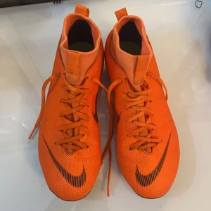 Fotbollsskor nike - Fotbollsskor i st 38,5. Nypris 1000kr säljer dom för 550 (Benskydd ingår) använda ca en till två terminer, skulle säga bra skick