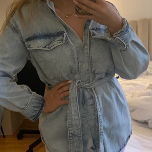 Jeans skjortjacka - Så fin skjortjacka med bälte i jeans, köpt från Gina Tricot. I princip oanvänd 