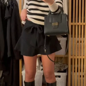 Svart kjol  - Denna fina svarta kjol från zara (lånad bild), använd en gång 