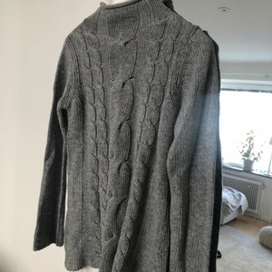 Grå stickad tröja Gina tricot strl. S - Fin grå stickad tröja med ”mönster” fram. Storlek S. Normal passform. Fraktkostnad ingår ej i priset 