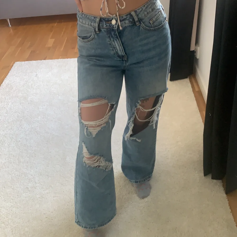 Högmidjade slitna jeans i storlek S! Passar mig som är 162cm⚡️. Jeans & Byxor.