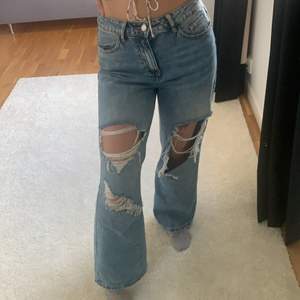 Högmidjade slitna jeans i storlek S! Passar mig som är 162cm⚡️