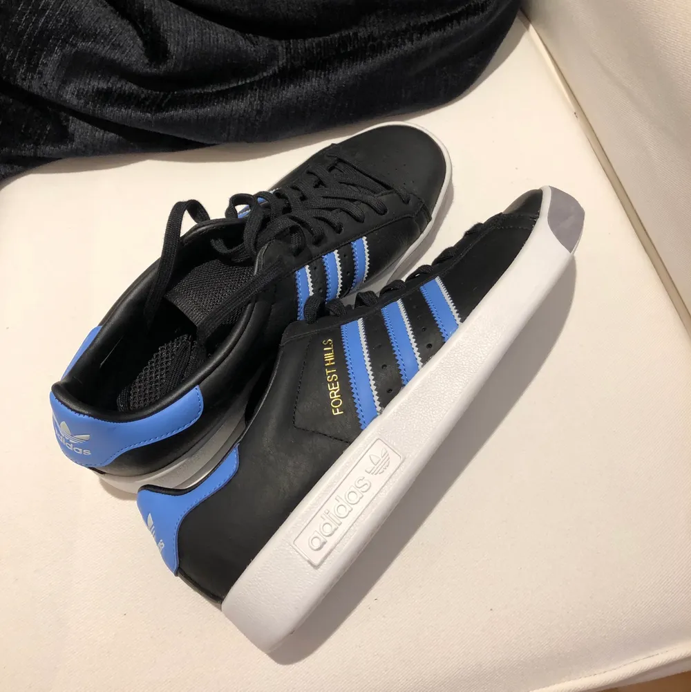 Oanvända sneakers, adidas herr. Skor.