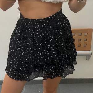 Jättefin kjol från zara! Är jättefin över strumpbyxor💞 köp direkt för 180 kr!💖  högsta bud: 160 kr💓 (lånade bilder) Budgivningen avslutas på torsdag💞 