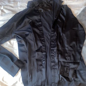 Svart satin skjorta - Svart satin skjorta från asos, oversized modell aldrig använd så i nyskick🤍
