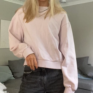 Rosa sweatshirt  - Säljer denna rosa sweatshirt som är i en jättefin rosa färg. Lätt att matcha och går att både klä upp och klä ner. Storlek xs/s. Den är i mycket fint skick och kvaliten är bra. Köpt för ca 300 kr, men säljs för 110kr+frakt som köparen står för💗hör av dig vid intresse
