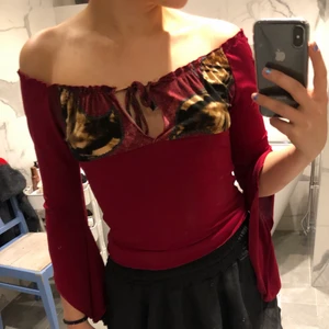 Skit cool långärmad - Super coll tröja med knytning där fram samt långa armar. Fick tröjan för länge sedan men eftersom det inte riktigt är min stil så har den aldrig kommit till användning. Startbud på 79kr+frakt