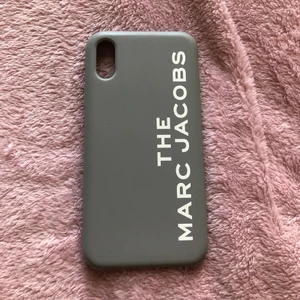 Marc Jacobs skal - Skal till iPhone Xs, köpt på NK för 499 kr. Inga skador eller repor. Fastnar dock väldigt lätt damm på skalet.