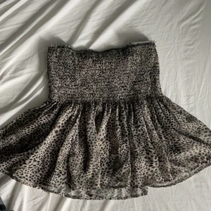 Zara topp/kjol med leopardmönster - Den populära zaraklänningen fast kjol, funkar som både kjol och topp ( det var en klänning från början som är klippt.)