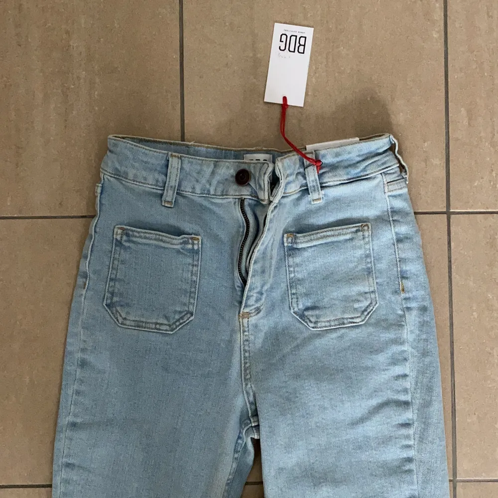 Bootcut/flaire  inspirerade jeans från Urban outfitters med fickor i fram, så fint. Även fickor i bak. Storlek 27W 32L men skulle säga att de passar en s. Aldrig använda och prislapp kvar, nypris 600 kr . Jeans & Byxor.
