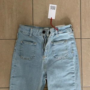 Jeans från Urban outfitters  - Bootcut/flaire  inspirerade jeans från Urban outfitters med fickor i fram, så fint. Även fickor i bak. Storlek 27W 32L men skulle säga att de passar en s. Aldrig använda och prislapp kvar, nypris 600 kr 