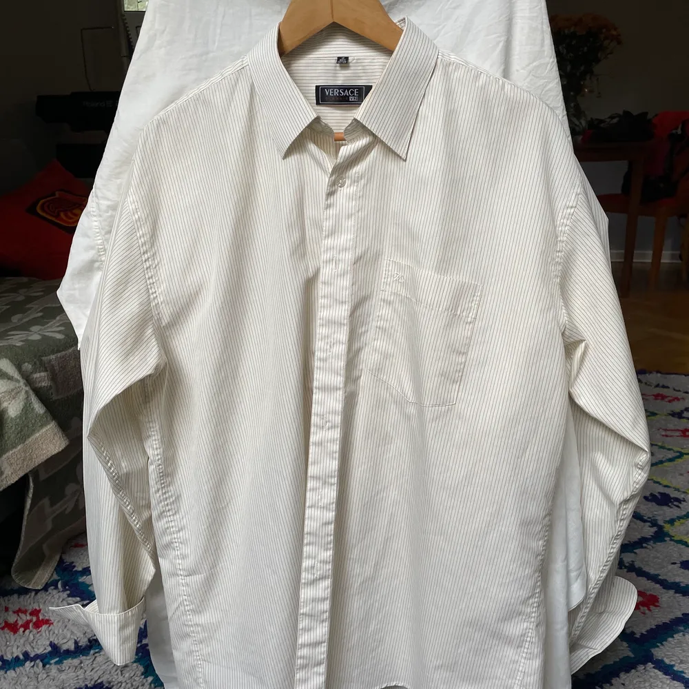 Versace skjorta herr stl 17, passar en XL eller som oversized. Använd men fräsch. Köpt second hand. . Skjortor.