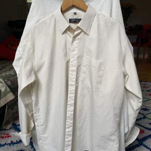 Versace skjorta herr stl 17, passar en XL eller som oversized. Använd men fräsch. Köpt second hand. 