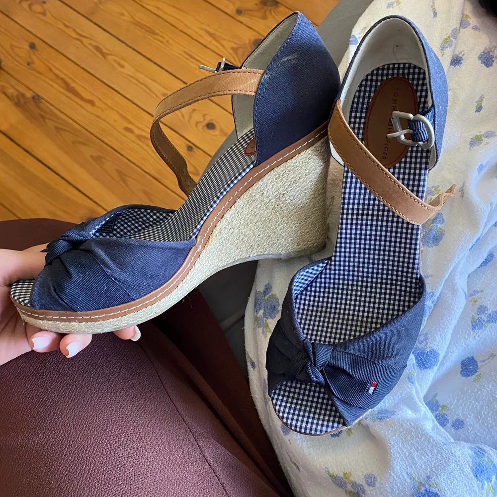 Superfina o gulliga Tommy Hilfiger klackar! Använder inte klackar längre dock, tycker inte dessa passar på mig särskilt snyggt. Varsamt omhändertagna men lite smutsiga då dom är några år gamla. Nypris 955kr. Kengät.