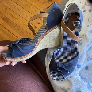 Klackskor - Superfina o gulliga Tommy Hilfiger klackar! Använder inte klackar längre dock, tycker inte dessa passar på mig särskilt snyggt. Varsamt omhändertagna men lite smutsiga då dom är några år gamla. Nypris 955kr