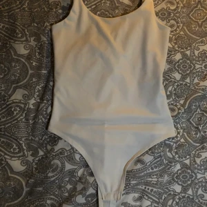 Topp - Vit body med öppen rygg storlek xs. Kan mötas i Örebro och Eskilstuna 