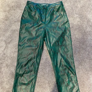 Skinnbyxor - Skinnbyxor från Nakd i konstgjort material, alltså inte äkta! Gröna och svarta i färgen med orm-mönster! Älskar dem men har blivit för små. Storlek 38. Frakt ingår inte i priset🥰