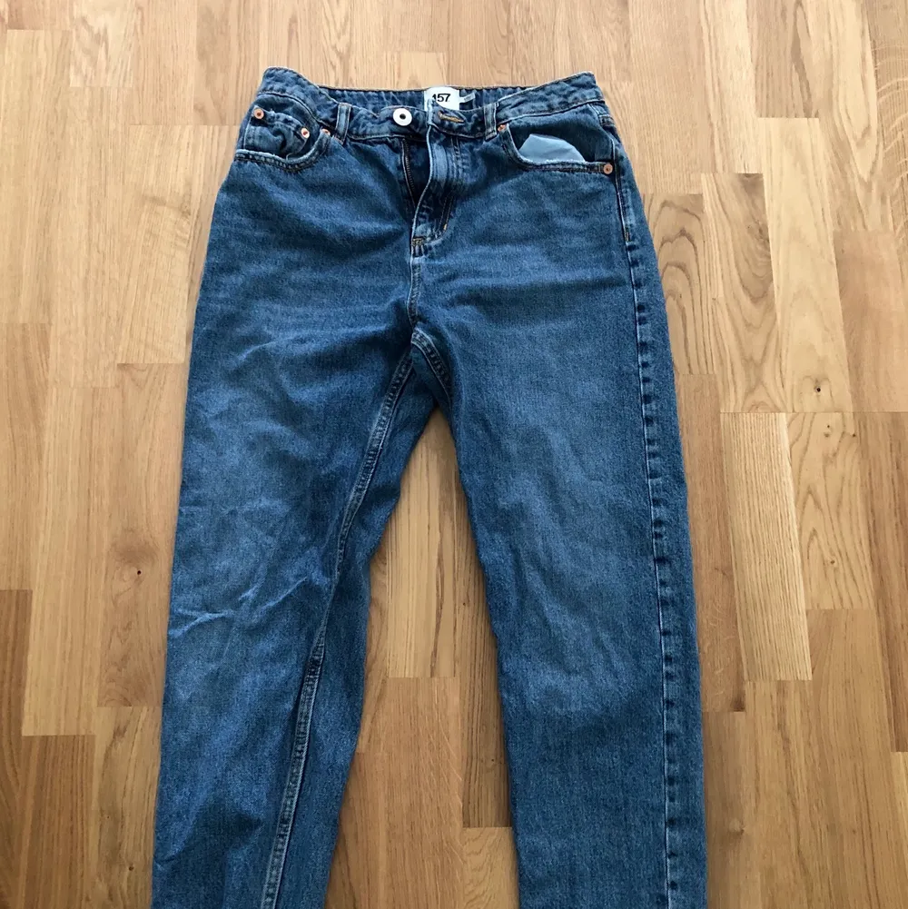 Ett par mörkblåa jeans från lager 157. Det är momjeans i storlek s dom är stora i storleken så skulle snarare säga S-M i storleken. Jeans & Byxor.