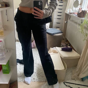 Lågmidjade kostymbyxor - Lågmidjade kostymbyxor, passar bra på någon som är XS / S / 34 / 36 om ni vill att de ska sitta som de gör på bilden ☺️