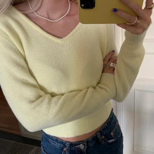 Gul stickad tröja - SUPER MYSIGT MATERIAL! Stickad tröja från zara som knappt är använd och är i nyskick! 🥰