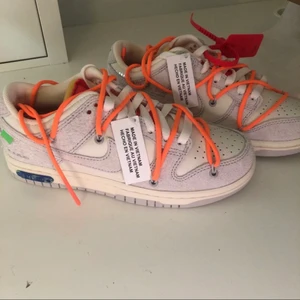 Off white dunks lot 31 DEADSTOCK! - Nike dunk Low off- white lot 31 strl 37,5 eu /5 mens us/ 6,5 women us deadstock aldrig provade. Har kvitto och order från SNKRS. Värde ca 6000kr jag säljer för 4000kr. Självklart spårbar frakt. Skicka medelande för fler bilder 