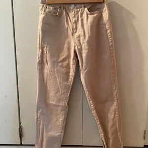Beiga jeans - Beiga momjeans från Gina Tricot med ankellängd. Storlek 36. Kan mötas i Stockholm eller skicka. Frakt: 66kr spårbart 🖤