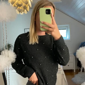 Mörkgrå stickad tröja  - Säljer denna fina mörkgråa stickade tröjan från hm med silvriga kulor på. Säljs för den inte kommer till användning. Köparen står för frakten 