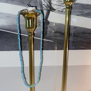 Blått pärlhalsband - Blått pärlhalsband som säljes för 30kr+12kr frakt✨✨