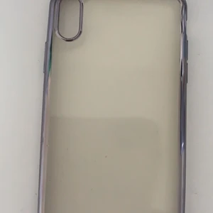 Mobilskal - IPhone XS MAX - Ett nytt och jätte fint mobilskal. Det är genomskinligt och har silvriga kanter. Det är nyinköpt och aldrig använt. Säljer pågrund av fel modell. Priset är 50 då jag betalar frakten.  