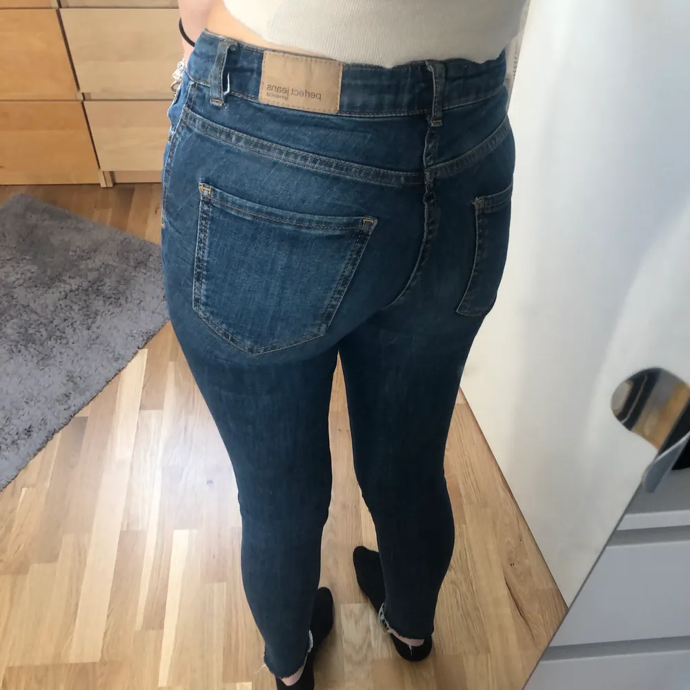 Låga jeans från ginatricot i storlek 34 . Jeans & Byxor.
