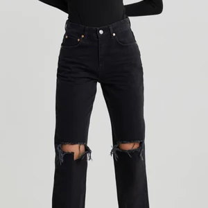 90s highwaist jeans - svarta jeans 90s highwaist från gina tricot, knappt använda så jättebra skick, nypris 599. verkligen super fina men kommer aldrig till användning för mig tyvärr💞