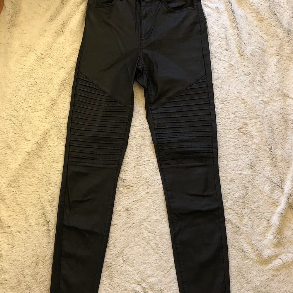 Skinn byxor från vero Moda storlek S, använd fåtal gånger, köparen står för frakten🥰. Jeans & Byxor.