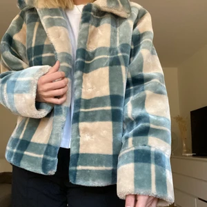 JACKA FRÅN ENVII - Säljer min äääälskade favoritjacka från Envii. Korthårig ”pälsjacka” från envii i beige- och turkosblått rutmönster. Köpt för 799kr om jag inte minns helt fel. Den är i storlek large men ger en najs lite oversized look på mig som är en s-xs och passar bra med tjockare tröja under. Går att knäppa med små hakar längst öppningen. Otroligt gosig!!’