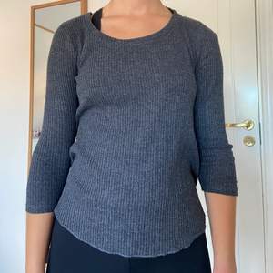Mörkgrå tröja från Gina tricot