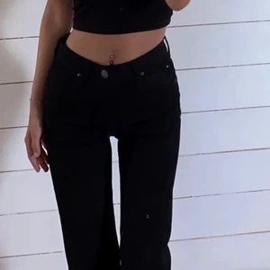 svarta jeans  - Svarta nya jeans i storlek 36. Säljer då dem inte kommer till användning längre. Inte använda mycket. Pris kan diskuteras vid snabb affär