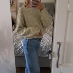 JACQUELINE de YONG stickad tröja  - 🌻 Jättesnygg stickad tröja med glitter i, från JACQUELINE de YONG i storlek S 🌻 Helt oanvänd med lappen kvar.💫💛 Säljs på grund utav fel storlek ! 