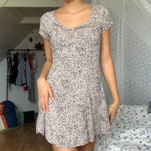 klänning från weekday💖 - skönt tyg, sitter ganska avslappnat och går till låret på mig som är S och 167. fint skick, sista bilden visar färgen bäst. frakt ingår!🤩