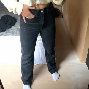 Jeans i modellen rowe!! - Säljer dessa sjukt snygga användbara jeans från Weekday i modellen rowe. De är typ washed black och sitter mid/high waisted (precis på naveln på mig). Väldigt fint skick o använda typ 4/5 ggr max. Storlek 25:30 men sitter som 26or o de sitter bra på mig (dock lite tajta när ja sitter mm) som tom har 28, därför stora i strl. Är 170 lång och de går precis nån cm innan golvet. Nypris 500kr, säljer för 190 vid snabbt köp🖤 kontakta mig!!