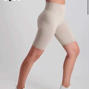 AIMIN Crop Long Sleeve + biker shorts  - Säljer: Beige Ribbed Seamless Biker Shorts beige + Beige Ribbed Seamless Crop Long Sleeve.                         Otroligt bra passform. Nypris: Shorts: 399kr. Long sleeve: 499kr. Använt dem två gånger. Säljer båda för 550kr, (eller rimligt bud). Styckpris: Shorts: 249kr, Tröja: 349kr. Frakten betalas av köparen. 